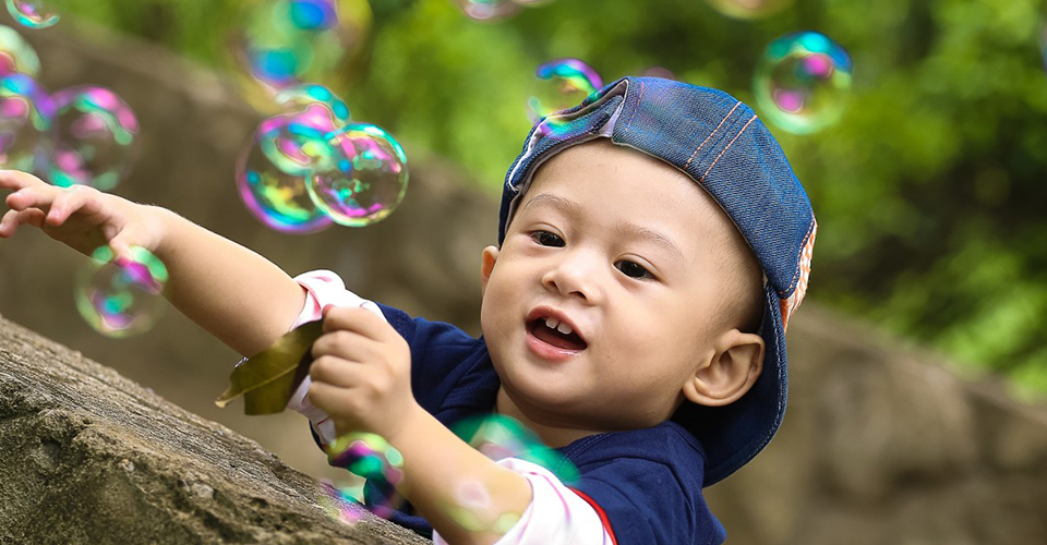 Kleinkind im Park mit Blasen